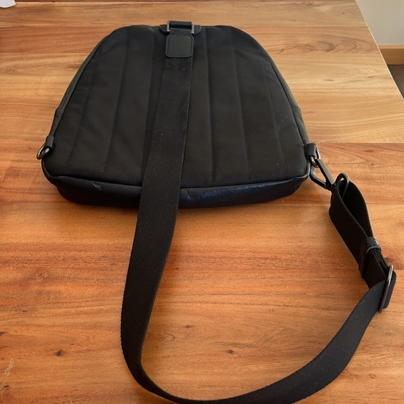 Kenneth Cole Full grain leather sling Columbian Backpack for 13” laptops - Picture 6 of 13